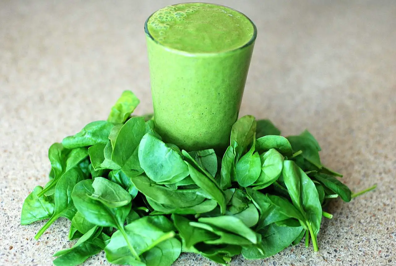Spinach leaves and juice